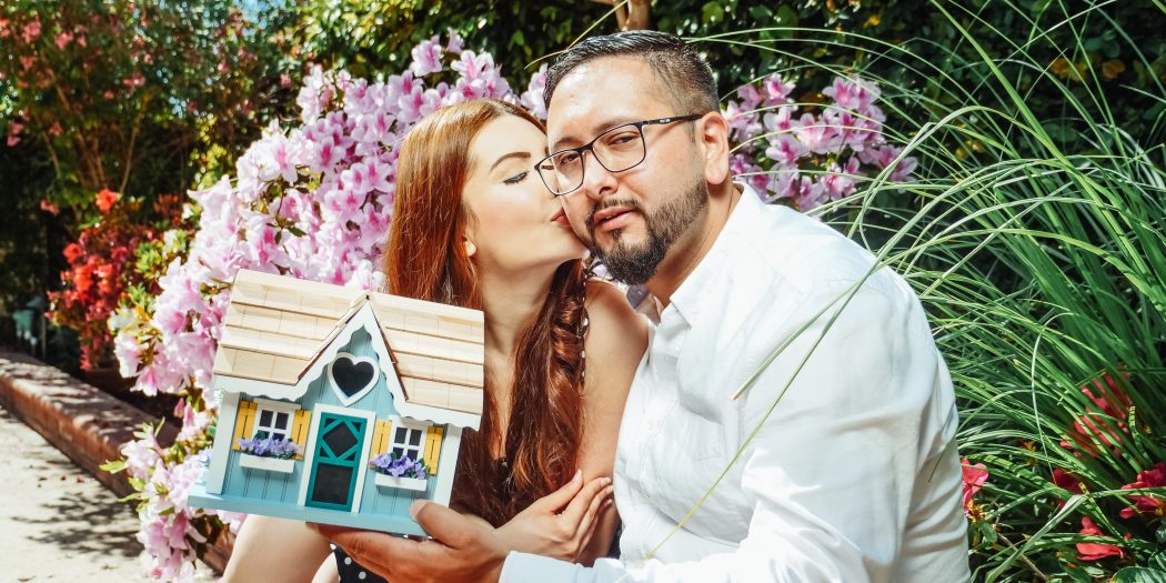 pareja soñando con comprar casa propia mediante un financiamiento inmobiliario