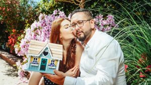 pareja soñando con comprar casa propia mediante un financiamiento inmobiliario