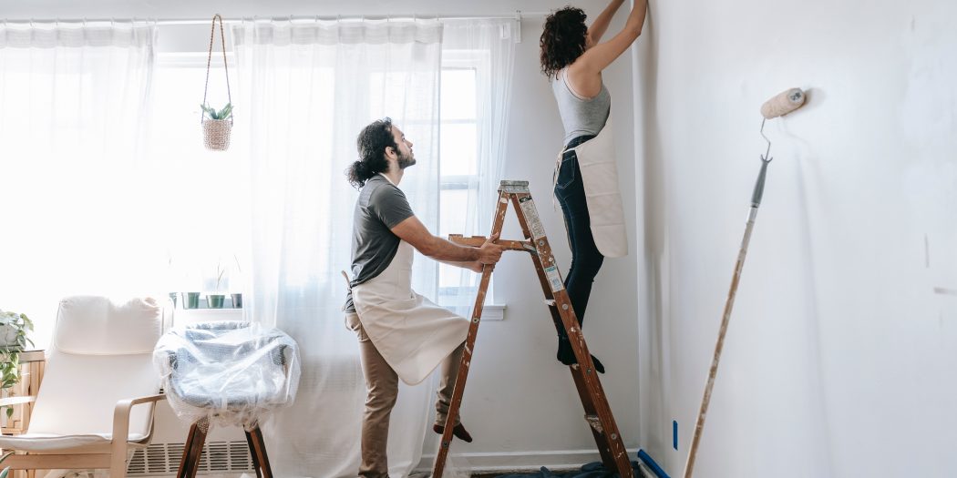 pareja remodelando su casa con ayuda de un financiamiento inmobiliario